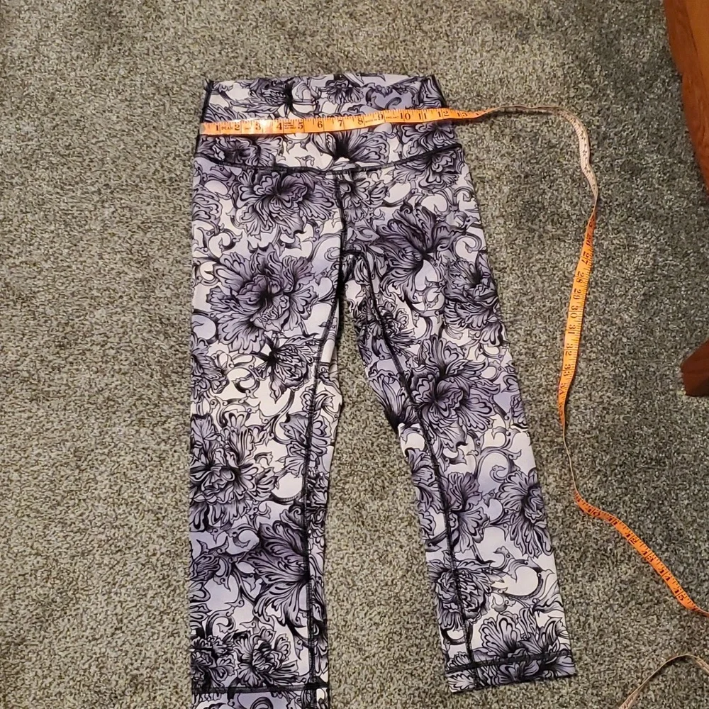 #143 Lululemon leggings size 6 b864